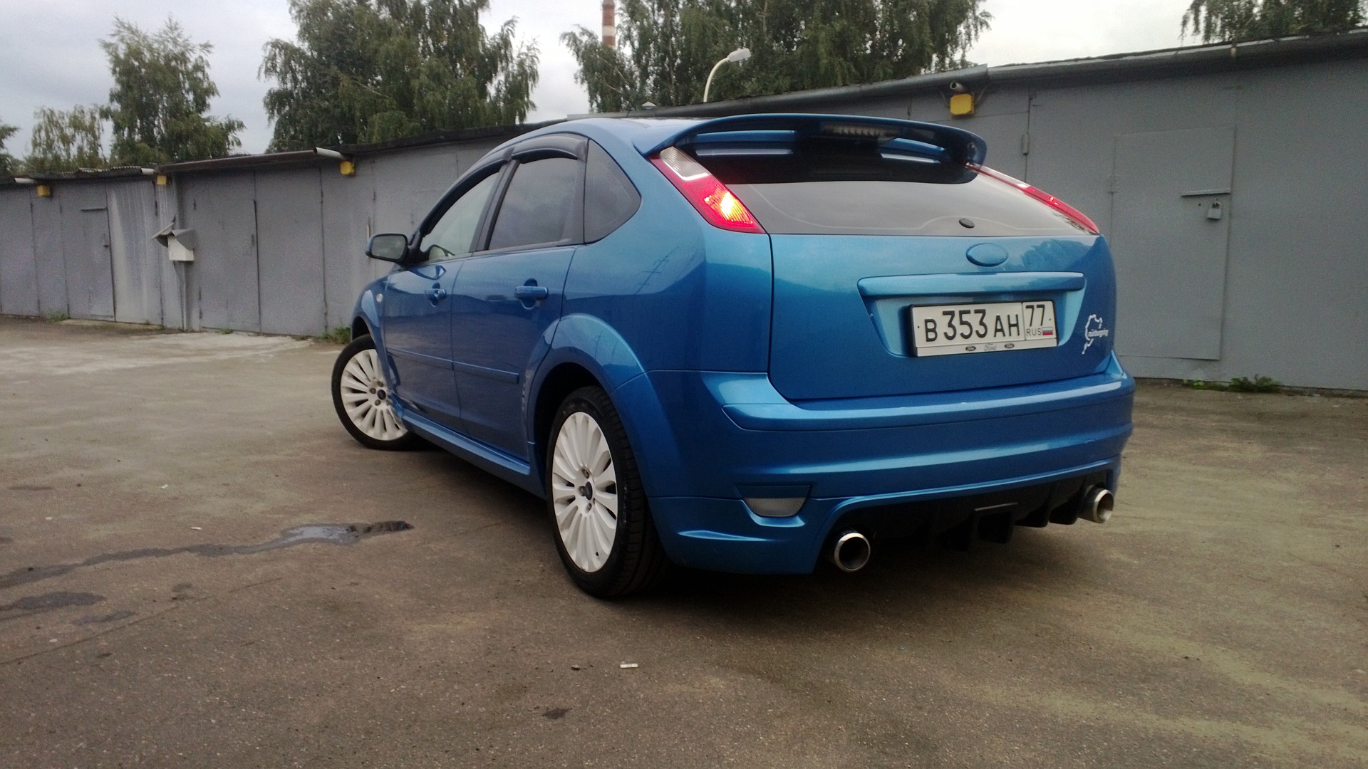 Поставил на форд фокус 2. Ford Focus 2006 хэтчбек 1.8. Форд фокус 2 хэтчбек выхлоп тюнинг. Выхлоп прямой на фф2 хэтчбек. Форд фокус хэтчбек Рестайлинг голубой выхлоп.