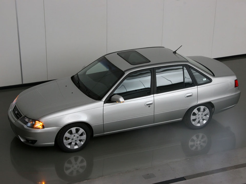 Как пишется дэу нексия по английскому. 2198f6cs 960. Как пишется дэу нексия по английскому фото. Как пишется дэу нексия по английскому-2198f6cs 960. картинка Как пишется дэу нексия по английскому. картинка 2198f6cs 960. В свое время Daewoo Nexia была занозой под ногтем не только у дилеров автомобилей из Тольятти, но и у продавцов на вторичном рынке: довольно большой, весьма доступный и очень дешевый в эксплуатации седан тут же снискал любовь и таксистов, и «рядовых» граждан. За минимум денег машина могла предложить не только большой багажник, но и какое-никакое зарубежное происхождение, «электропакет» и даже такую «роскошь», как кондиционер. Однако история разработки и дальнейшая хронология производства Daewoo Nexia столь запутана, что по этому поводу существует множество малоизвестных фактов и распространённых ошибочных утверждений. Сегодня мы будем разбираться в том, под какими названиями и как долго выпускался этот автомобиль, как он попал в Узбекистан и почему некоторые небезосновательно считают Нексию примитивной.