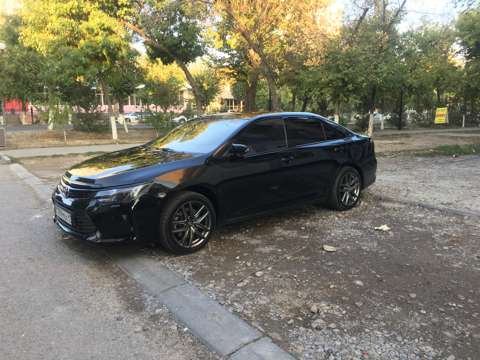 Камри на черных дисках фото Красива смотрится на 18))) - Toyota Camry (XV50), 2,5 л, 2013 года колёсные диск