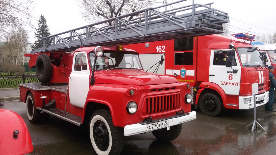 Специальный пожарно технический автомобиль. Iveco пожарная машина. Пожарный автомобиль. Пожарные автомобиля специализированные. Пожарная машина МЧС.