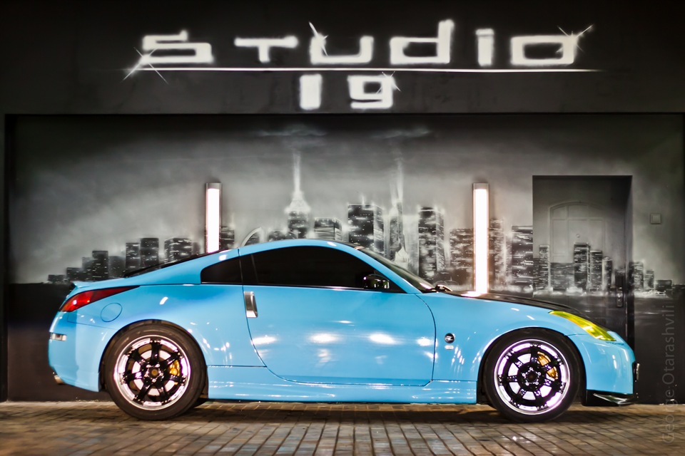 Tuning life. Nissan Life Tuning. Nissan Life тюнинг. Тюнинг лайф винилы. Мальчик у витрины Nissan 350z.