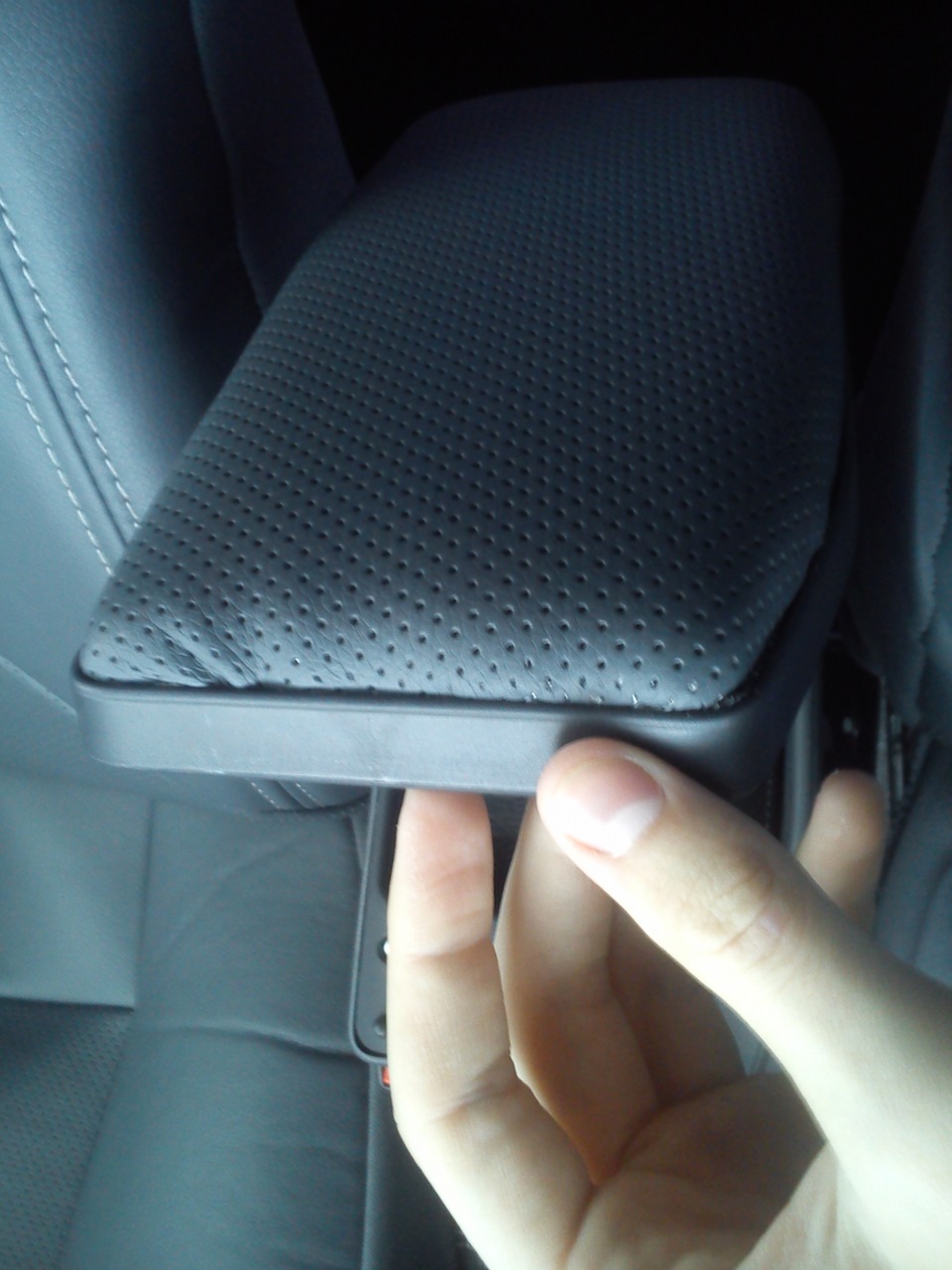 Подлокотник — Lada Приора хэтчбек, 1,6 л, 2013 года | аксессуары | DRIVE2