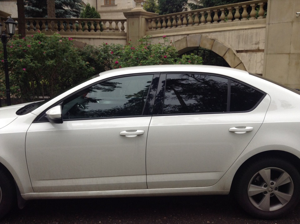 Тонировать белые машины. Белая тонировка стекол автомобиля. Тонировка на белой машине. Тонировка с белым отливом