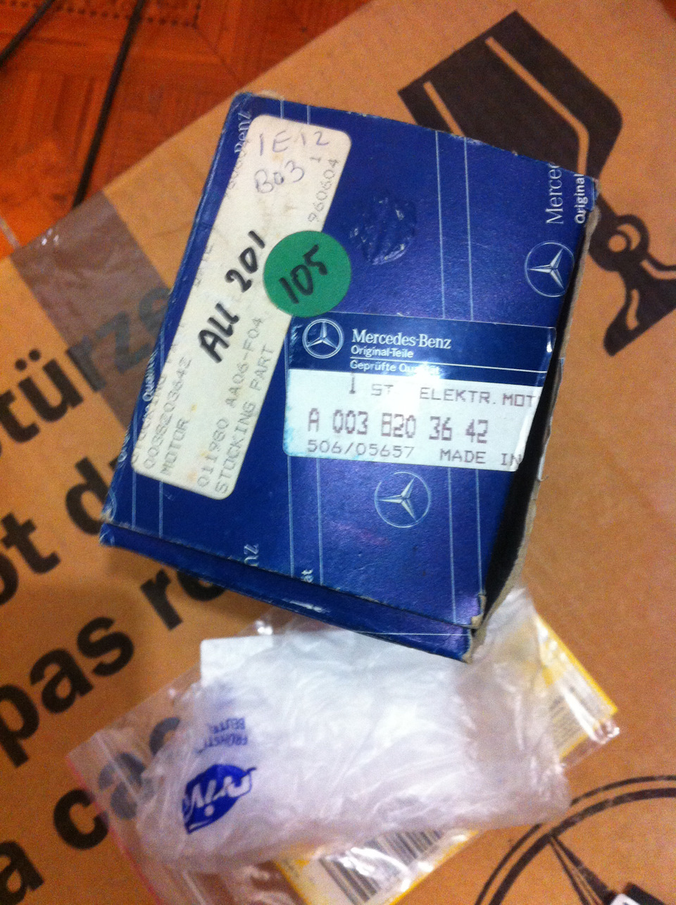 Мотор стеклоподъемника, второй ещё <img src= — Mercedes-Benz 190 (W201). Запчасти на фото: A0038203642