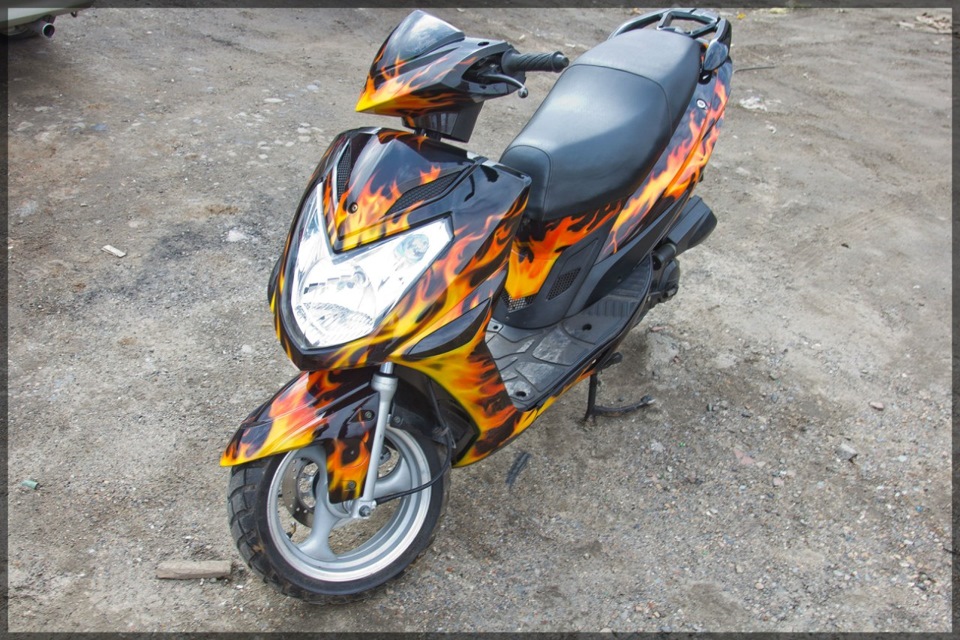 Скутер fire. Сузуки Джой скутер. Аэрография на скутере. Огненный скутер. Мопед Suzuki Огненный.