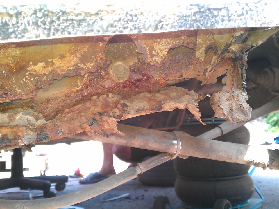 Как варят пороги в машине. Внутренность порога е34. Подварить гостру. Под варить. Форд мондео 3 сварка днища.