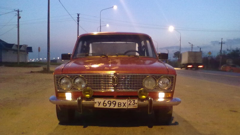 Lada 2103 '78 Red Autumn