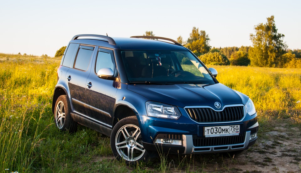 Замена шкода йети. Skoda Yeti Scout. Шкода Йети в деревне. Shkoda Yeti vs New Defender. Yeti Motorsport.