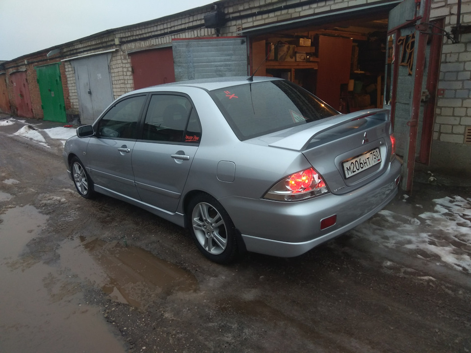 Мицубиси лансер 9 авито. Лансер 9 2.0 механика. Mitsubishi Lancer 9 серебряный. Лансер 9 серебристый. Обвес Лансер 9 2.0.