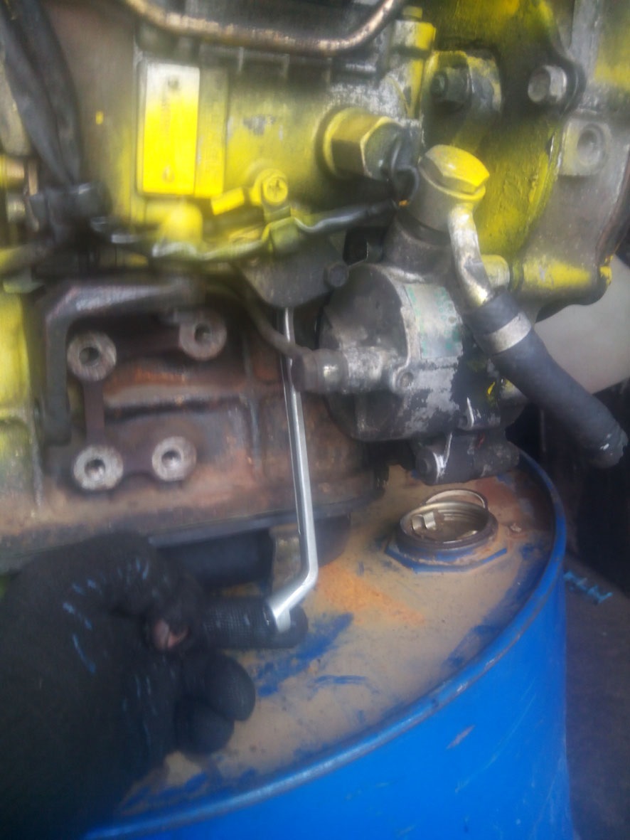 Engine QD32T removing electronic injection pump