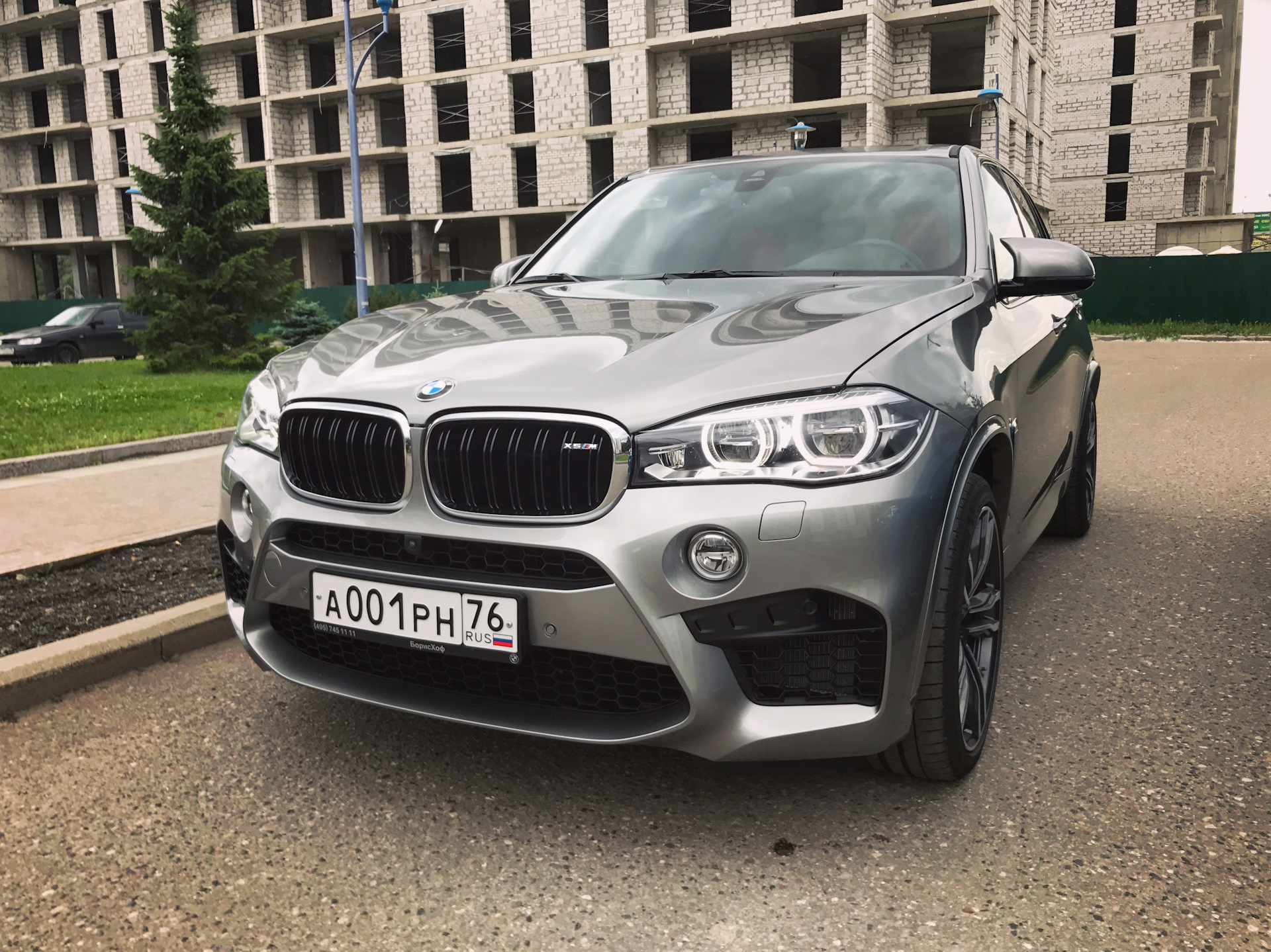 Серая БМВ m6