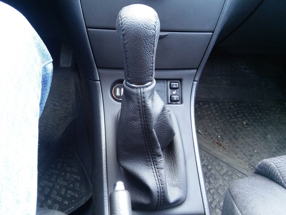 Обшили кожей кпп, подлокотник. — Toyota Corolla (120), 1,6 л, 2005 года ...