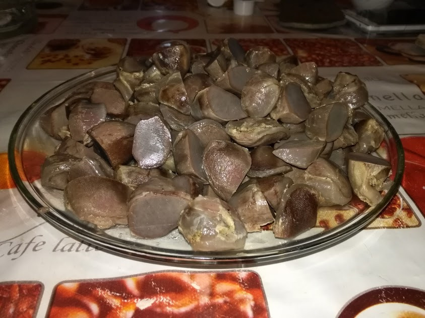 лапша домашняя с потрошками рецепт. 21fc4a1s 960. лапша домашняя с потрошками рецепт фото. лапша домашняя с потрошками рецепт-21fc4a1s 960. картинка лапша домашняя с потрошками рецепт. картинка 21fc4a1s 960. Думаю, что все помнят легендарную фразу Глеба Жеглова из знаменитого фильма «Место встречи изменить нельзя» про горяченький куриный супчик, да с потрошками! Вкусно сказал. Всегда после этой фразы представляешь наваристый куриный суп, прозрачный с небольшими желтыми плавающими жиринками. А если добавить в такой суп домашнюю лапшу — цены не будет такому горячему вкусному блюду. Готовим сегодня настоящий классический вкусный суп с куриными потрошками и домашней лапшой. Чтобы сварить прозрачный наваристый куриный суп, рецепт требует соблюдать некоторые хитрости. Я охотно поделюсь всеми секретами приготовления куриного супа. Следуйте за пошаговым изложением рецепта и у вас все получится. Приготовление куриного супа разделим на отдельные этапы: варку куриного бульона, замеса теста для лапши, приготовление лапши и затем собственно самого супа.