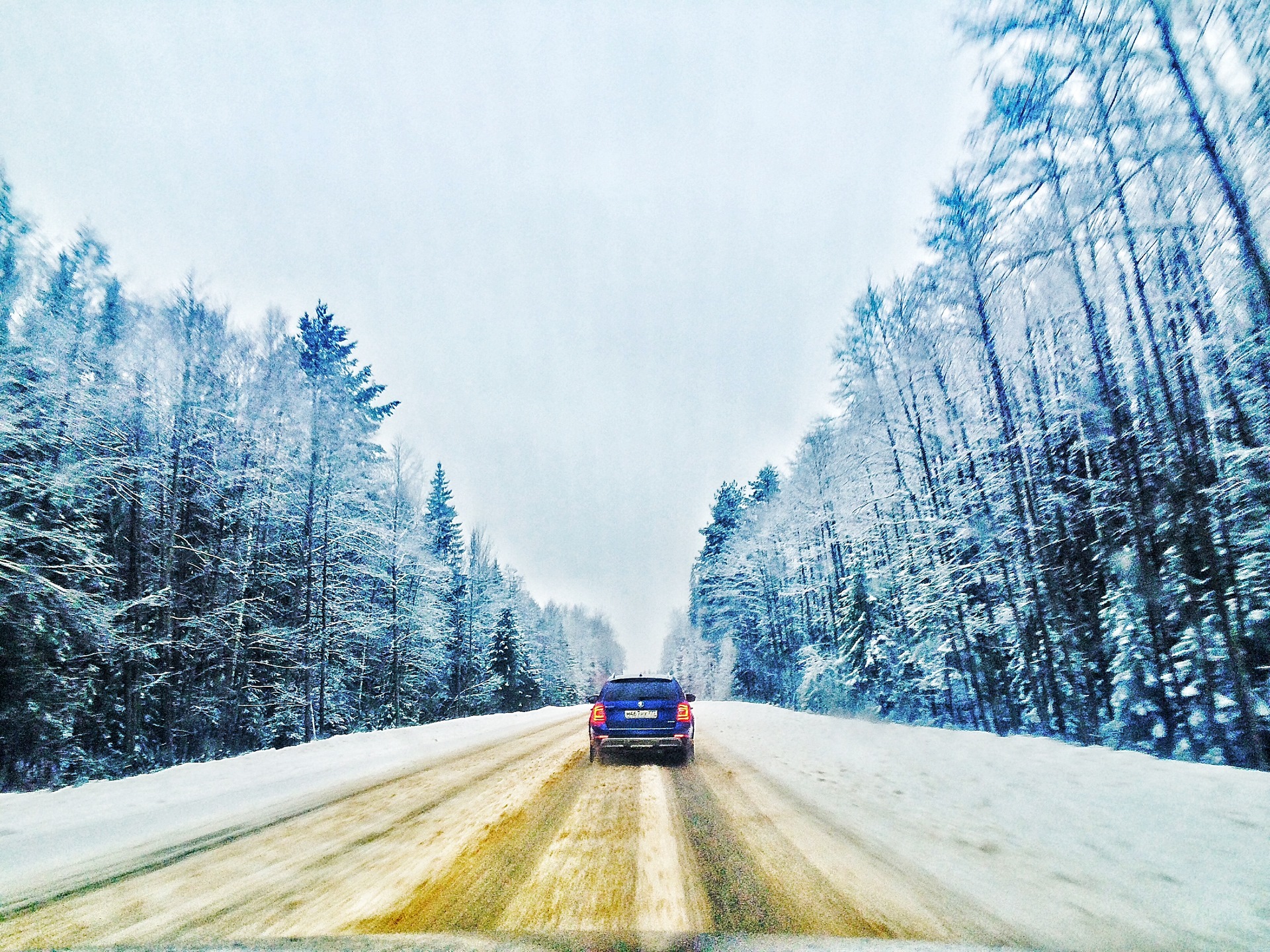 Тема зимней дороги. Зимняя дорога. Зимняя дорога Россия. Красивая зимняя дорога Россия. Зимняя дорога Volkswagen.