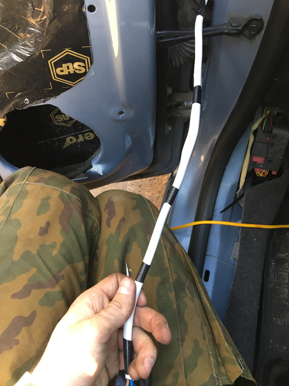 динамик передней двери шевроле круз. 21g3b1s 960. динамик передней двери шевроле круз фото. динамик передней двери шевроле круз-21g3b1s 960. картинка динамик передней двери шевроле круз. картинка 21g3b1s 960. Здрасьте!...Решил я прокатать виброй двери в круг, да динамики поменять. Передние. Предпосылок к этому никаких не было, штатные динамики, в принципе, устраивали во всём. Ну а виброй уж до кучи, вроде как музыка должна заиграть по-новому. Тем более, на прошлом авто я делал что-то наподобие ШВИ (кому интересно, можно ознакомиться тут) Понимание что там и как есть.Сделал я пока только передние двери (на задние сил не хватило, надоело)). Показываю на примере пассажирской двери.Как снять карту двери я уже описывал здесь. Повторяться не буду.Под картой мы видим целлофан.