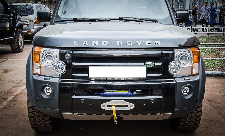 Установить дискавери. Land Rover Discovery лебедка. Передний бампер на Discovery 3. Бампер передний Дискавери 3. Ленд Ровер Дискавери 4 лебедкой.