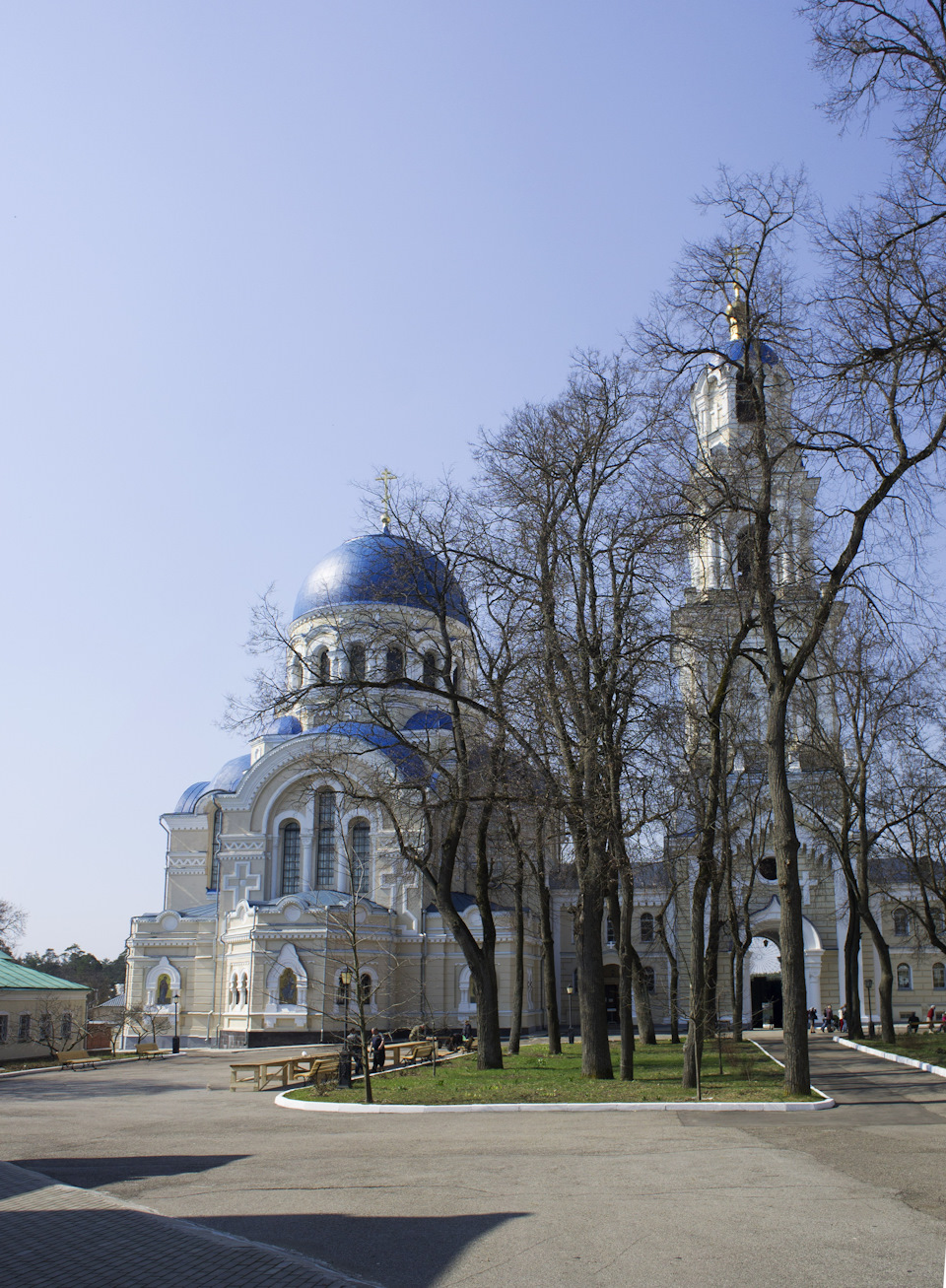 Колокольня, которую говорят, видно из Калуги и еще один собор — в честь Успения Пресвятой Богородицы. Дошедшие до наших дней здания сооружены в 1894-1904 гг. — УАЗ 315195 Hunter