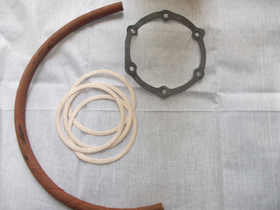 Прокладки цилиндров и ещё советский шланг 50 см на тормоза и сцепление ...