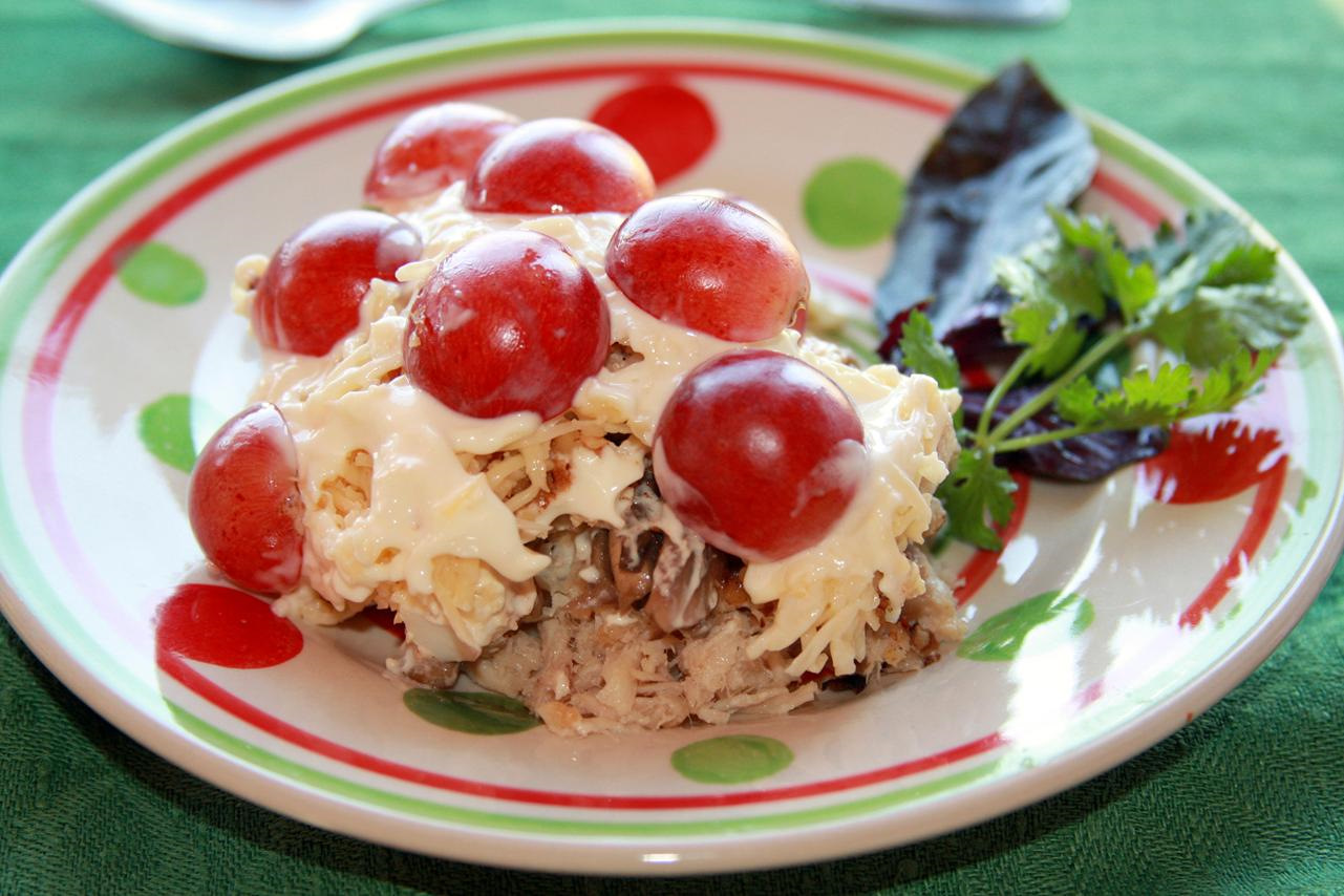 Салат белоснежка с курицей и яблоками и рисом в