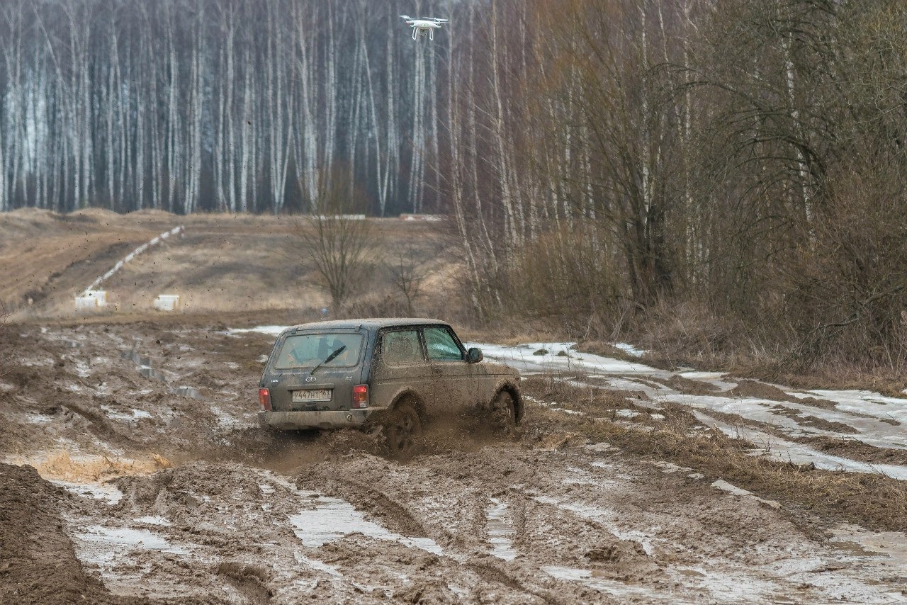 Нива бездорожье ручей