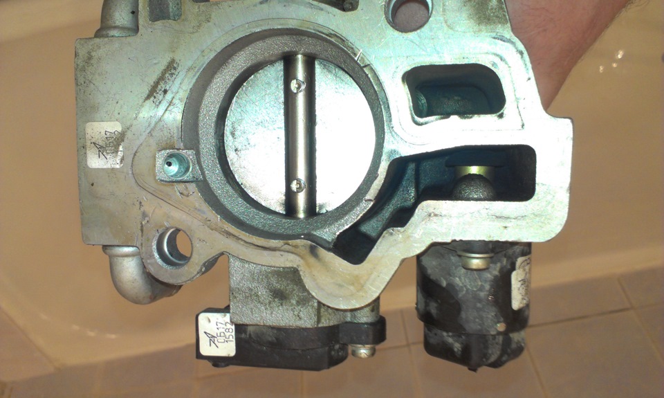 Чистка дросселя на Приоре — Lada Приора хэтчбек, 1,6 л, 2010 года ...