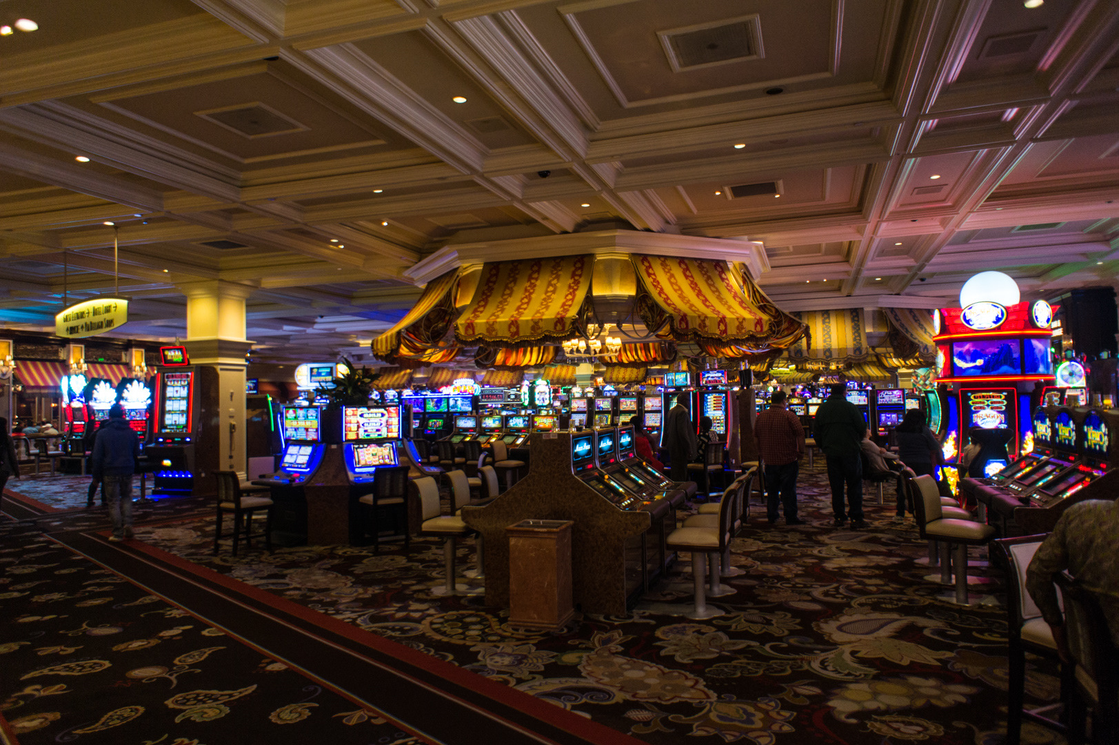 Грандказино бай. Игровые автоматы Америка Лас Вегас. Гранд казино 011. Торговая галерея и казино Гранд. Гранд казино фото.