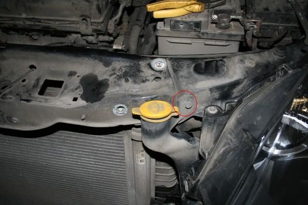 Замена радиатора корса. Крепления радиатора Опель Зафира 1.8. Болт крепления радиатора Opel Astra.