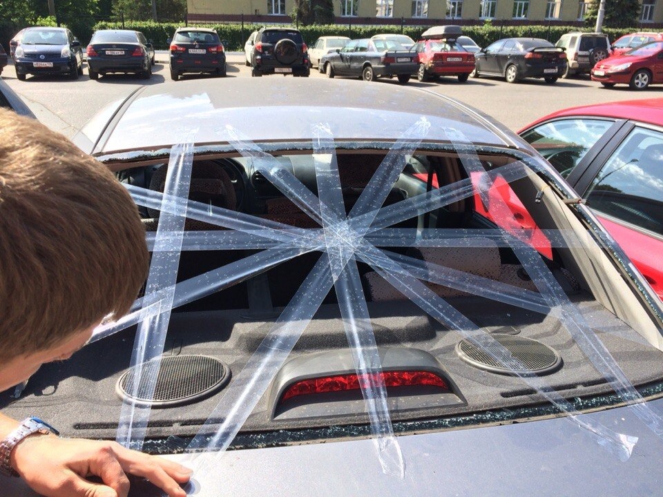 Скотч на лобовое стекло. Разбили стекло в машине. Заклеить стекло автомобиля. Разбитое заднее стекло. Разбитое заднее стекло машины.