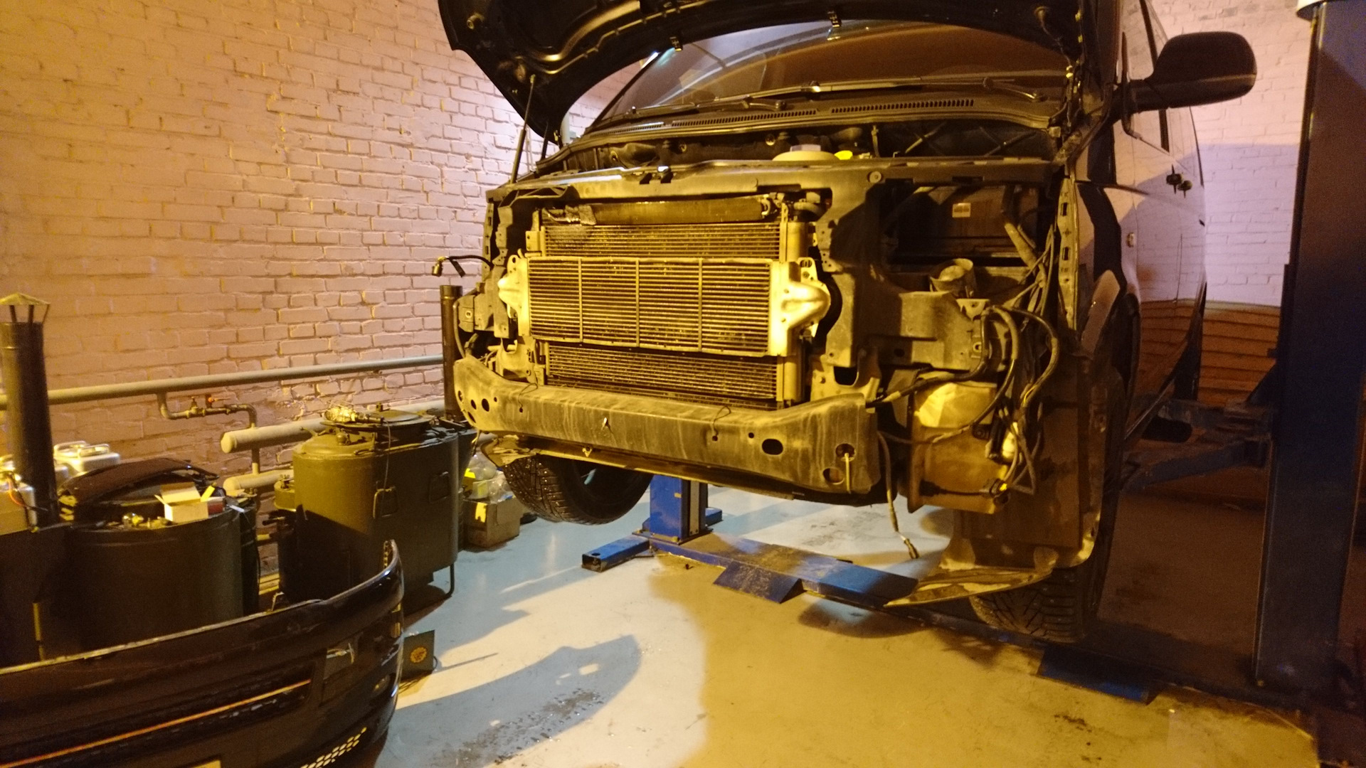 Снятие бампера транспортер т5. Т5 снять радиатор. Крепление решётки вольво 940. Снятие переднего испарителя т5. Снятие переднего испарителя т5.