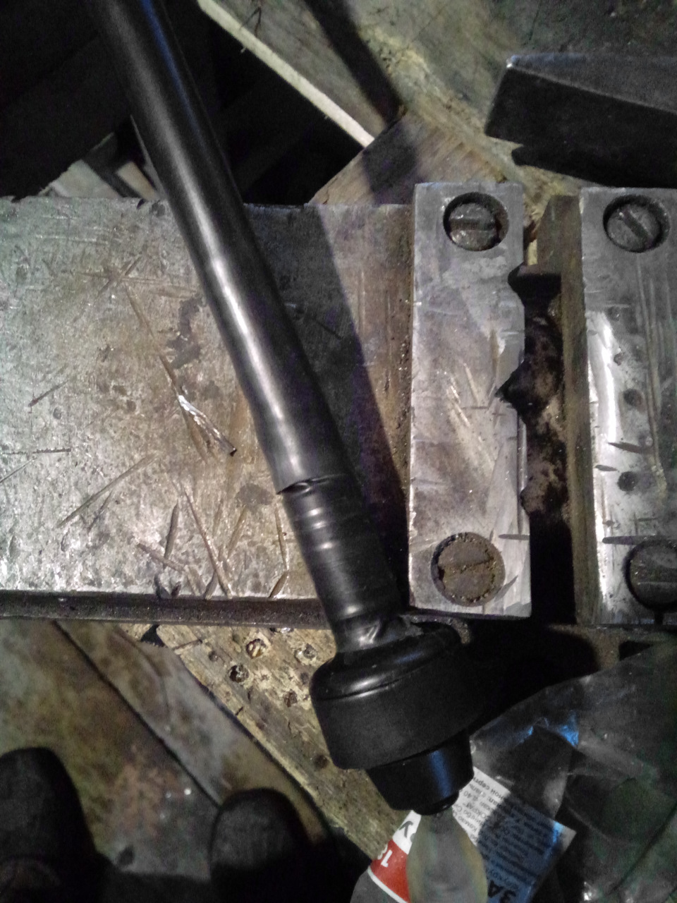 Обмотал черной изолентой и натянул шланжик который был на тросике — Lada 2120 Надежда