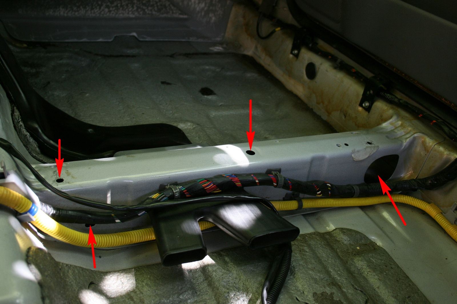 Вода под задним сидением. Вода под задним сидением. Вода под задним сидением. Фф2 универсал гниёт пол под задним сиденьем около задней арки в салоне. Вода в салоне ваз 2110.