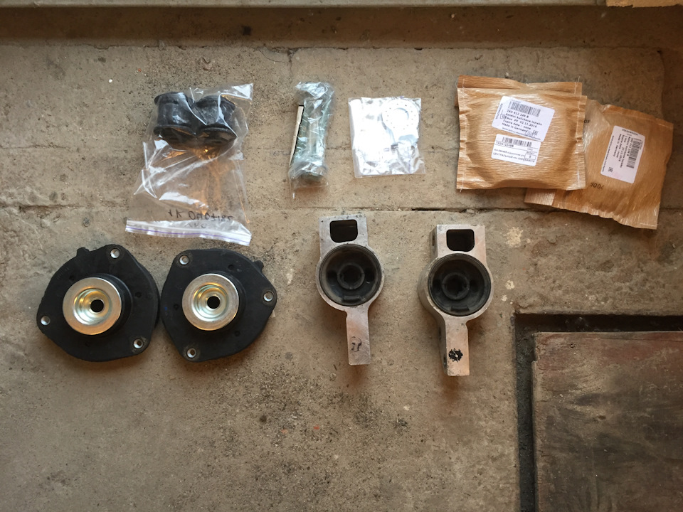 Опорные подушки 1K0 412 331 C подшипники 1K0 412 249 B — Skoda Octavia A5 Mk2. Запчасти на фото: 1K0412331C, 1K0412249B