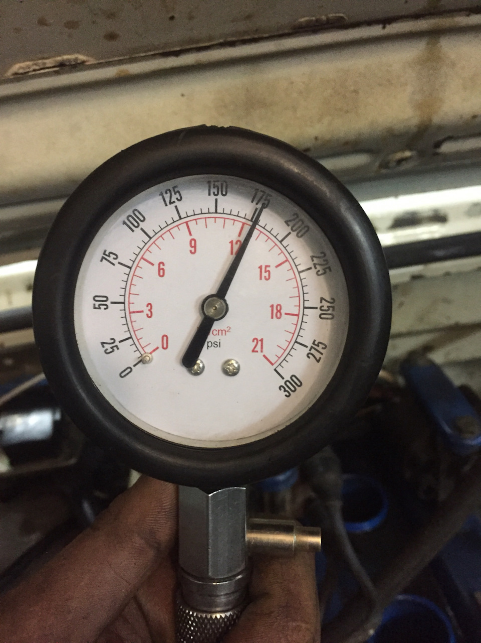 Компрессия газ 53. Сжатые газы. Замер компрессии в двигателе. Компрессия в двигателе мтз 82 д 240. Компрессия на газ 21.