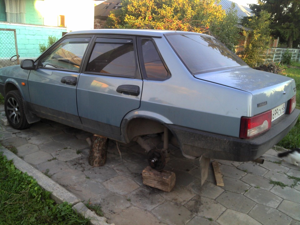 Менял задние как видно тормозные колодки, цилиндры и подшипники ...