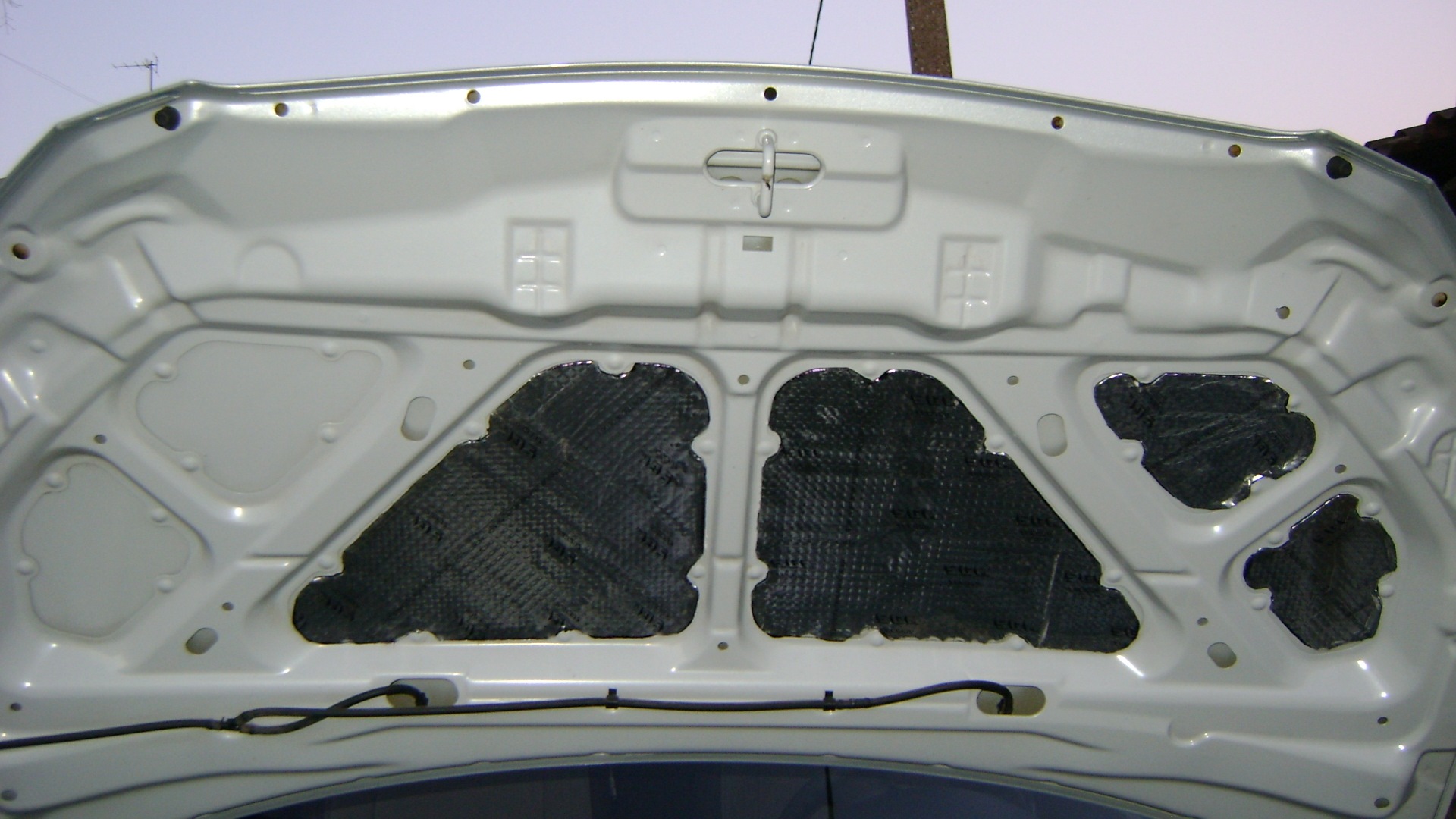 Шумоизоляция капота хендай. Звукоизоляция капота Hyundai Getz 2002-2005. Виброизоляция капота xc90. Изоляция капота Getz. Mazda CX-5 шумоизоляция капота.