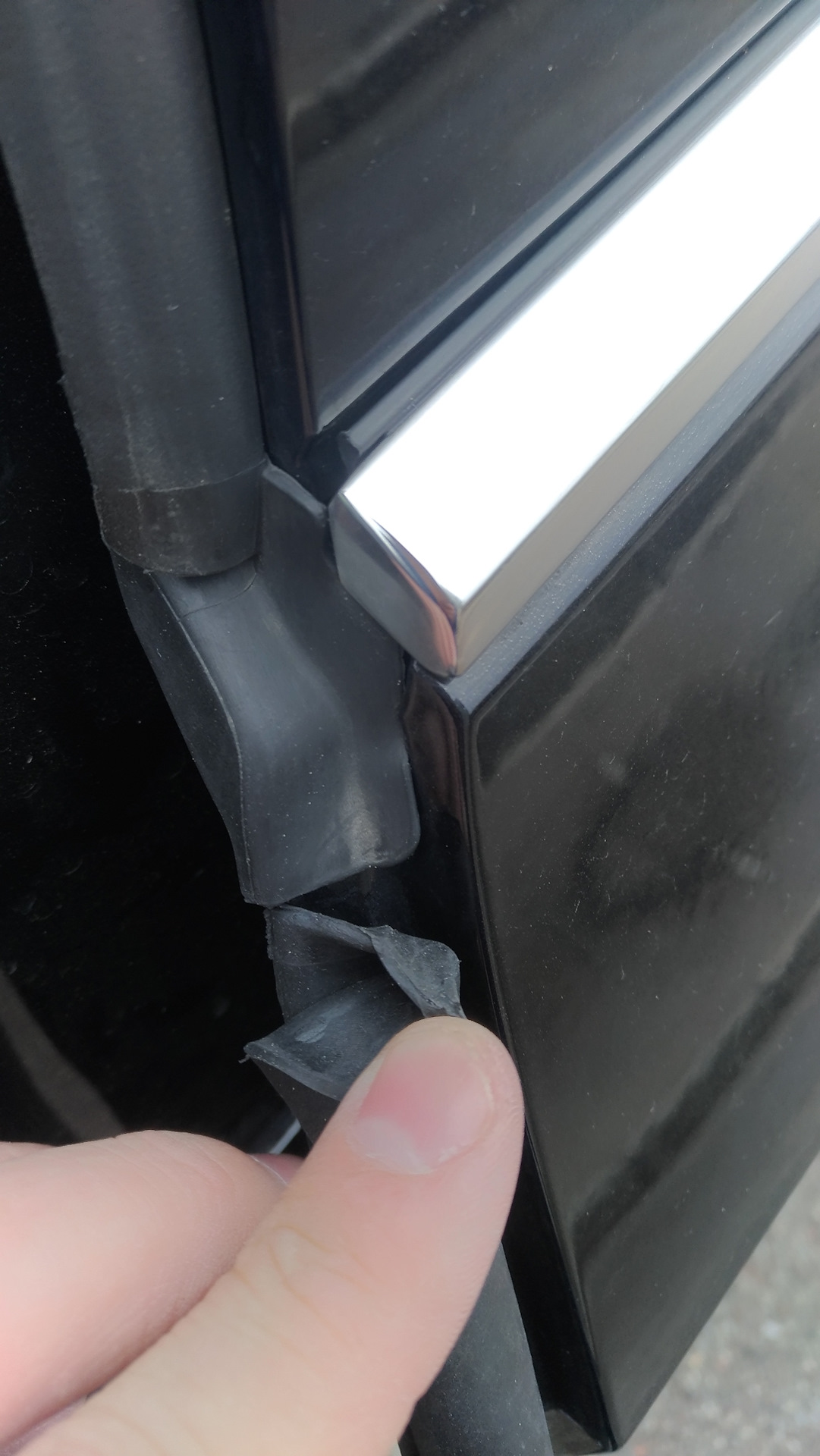 Автомобильная дверь с резиновым уплотнителем. Дверной уплотнитель ваз 2110. Уплотнительный резинка торекс входной двери. Как поставить уплотнительную резинку двери. Уплотнитель багажника приора седан.