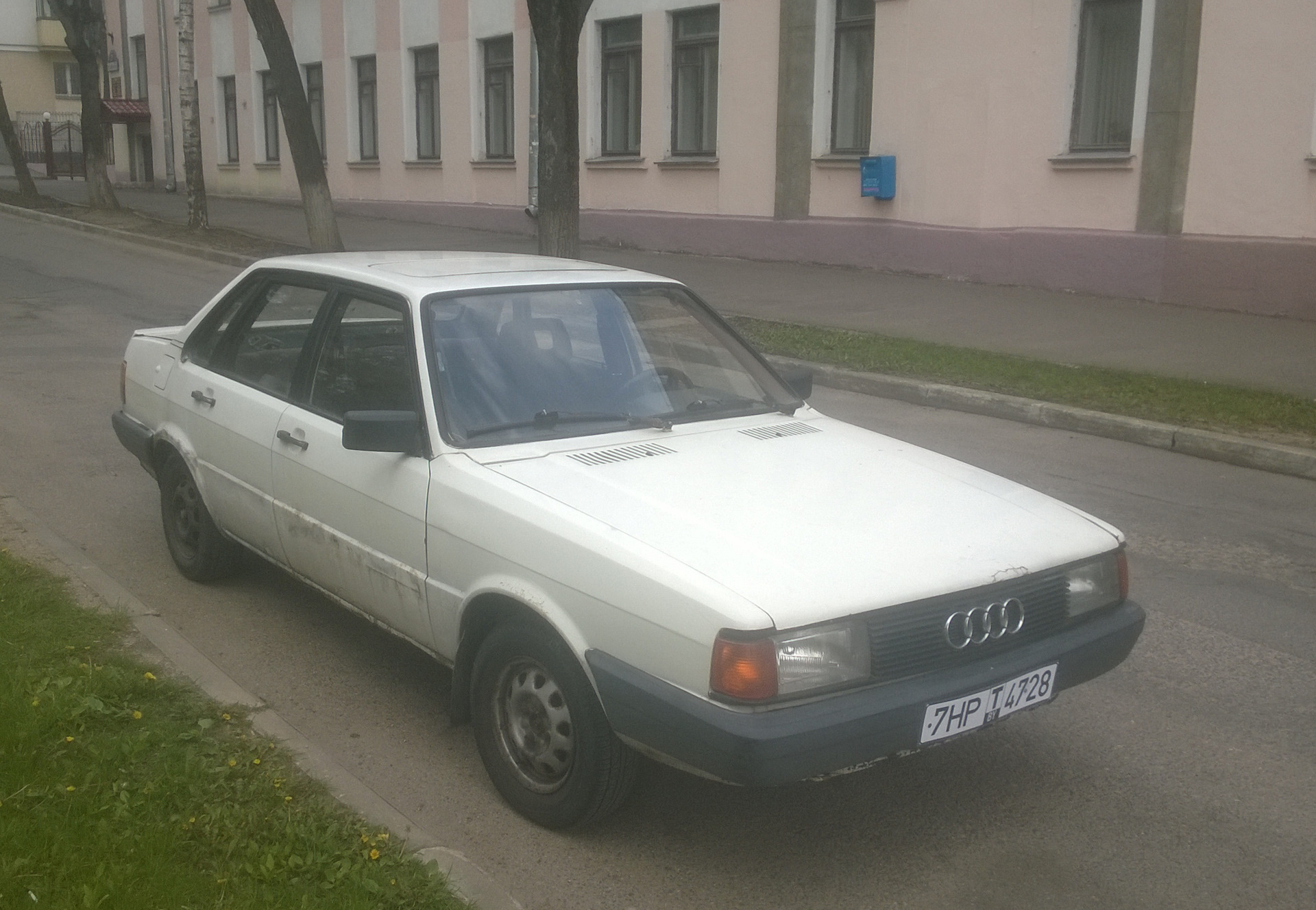 1986 года выпуска. Ауди 1986. Ауди 1986 года выпуска. Машина Ауди 1986 год. Фотография Ауди 80 1986 года.