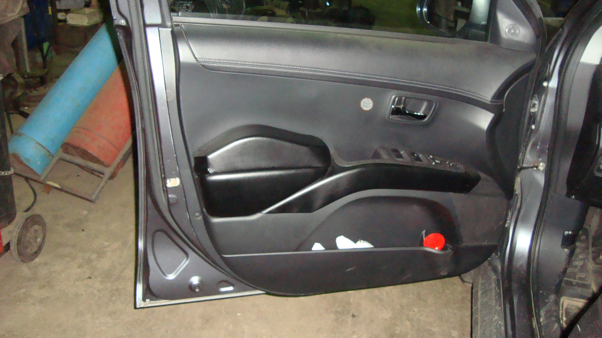 Двери мицубиси аутлендер 3. Подлокотник двери Mitsubishi Outlander XL. Дверь Аутлендер XL. Подлокотник двери Митсубиси Аутлендер ХЛ. Боковины дверей Аутлендер 2011.