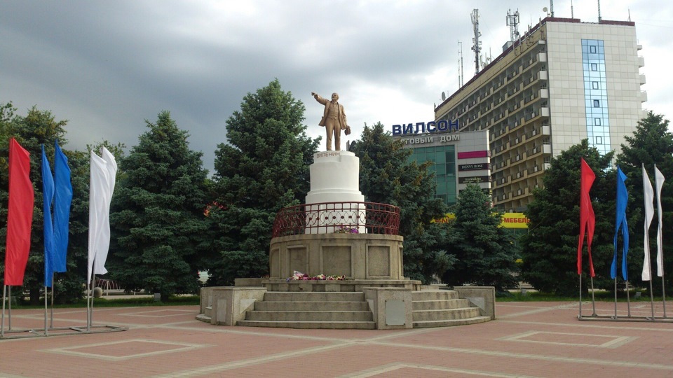 Рп армавир. Памятник Ленину в Армавире. Статуя Ленина в Армавире. Армавирский памятник в.и. Ленину. Памятник Ленина на площади в Армавире.