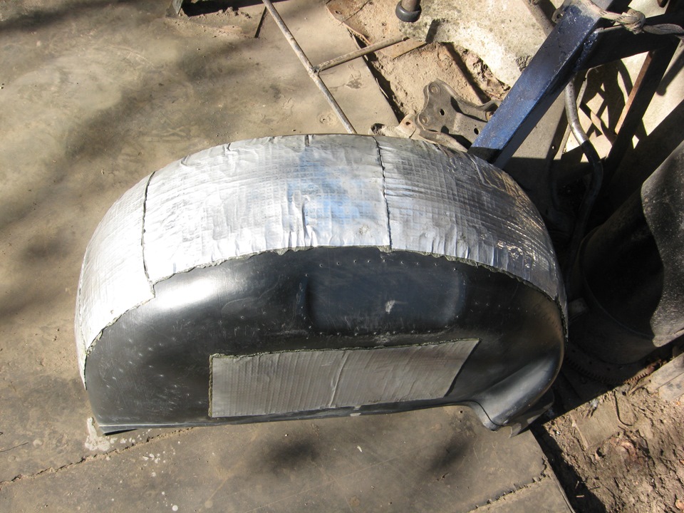 Фокус 3 шумоизоляция подкрылок. 2107 шумоизоляция локеров. Виброизоляция подкрылков. Виброизоляция арок автомобиля. Шумоизоляция подкрылок ваз 2107.