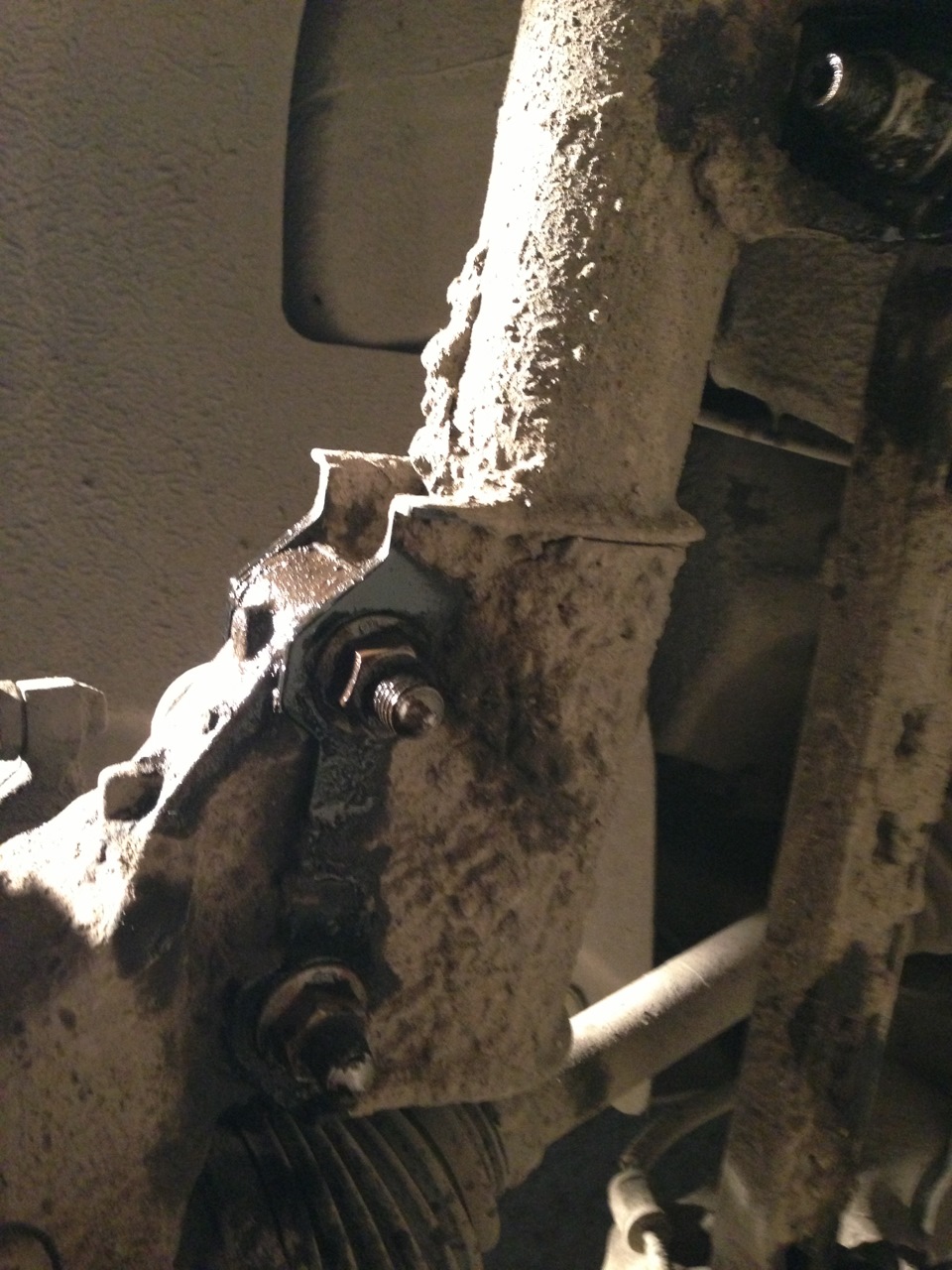 на стойке откручиваем две гайки с болтов которые в последствии выбьем из посадочных отверстий — Chevrolet Cruze (1G)