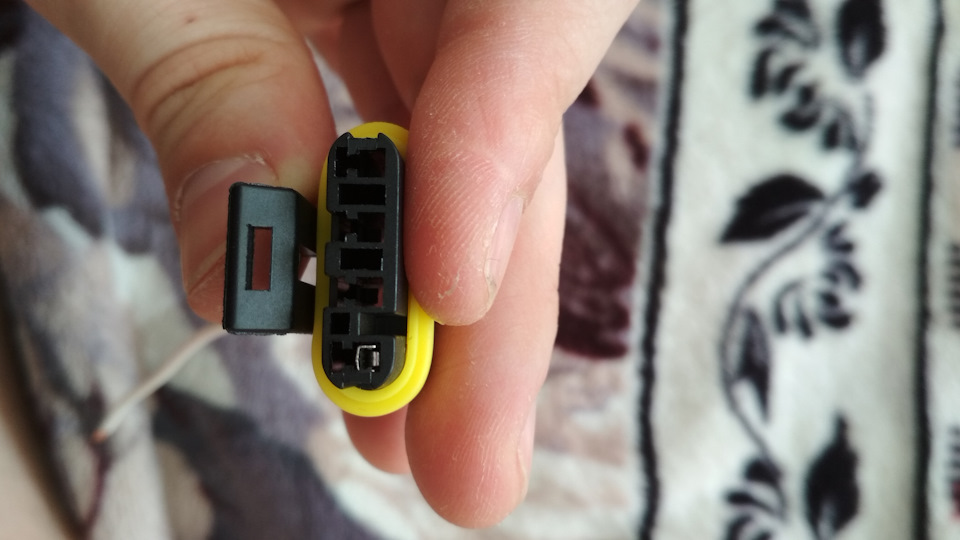 Вид сверху, уже соединил один клемник — Lada 2115