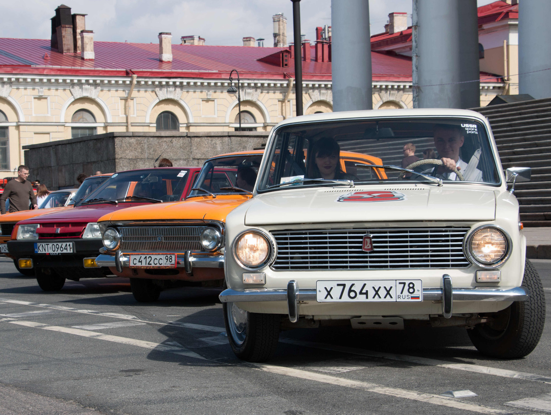 Ретро пробег. Автомобили СПБ. Ретро автопробег Россия. Советские машины в Питере. Пробег ретро автомобилей в СПБ.