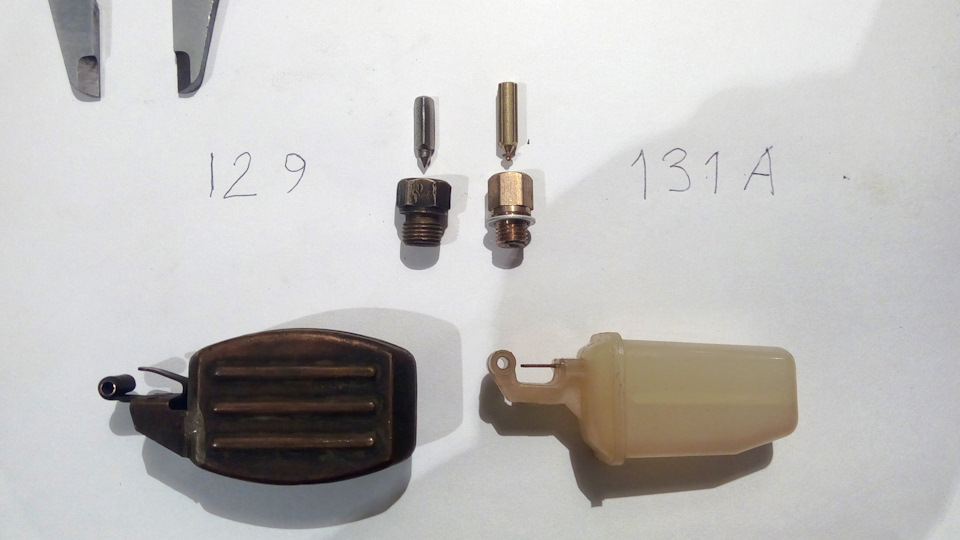 у седел К129 М10 резьба, у позднего К131А -М8 — ГАЗ 21. Запчасти на фото: K131A