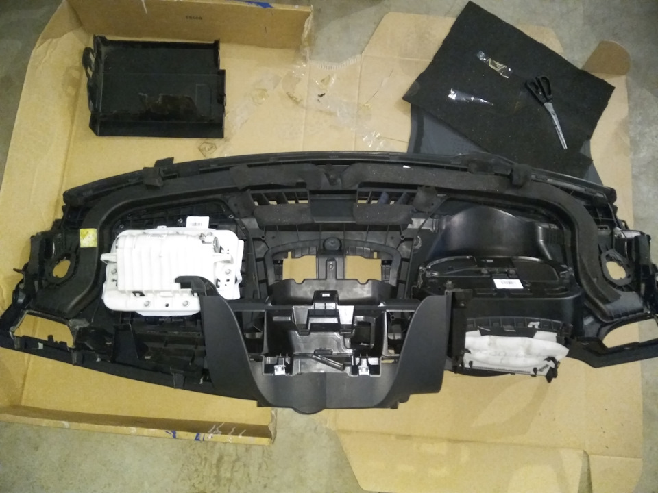 Сняли торпедо, местами оклеил антискрипом. — Renault Megane Sport RS