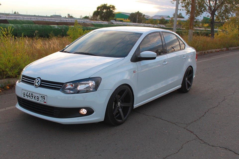 Черный VW Polo r17