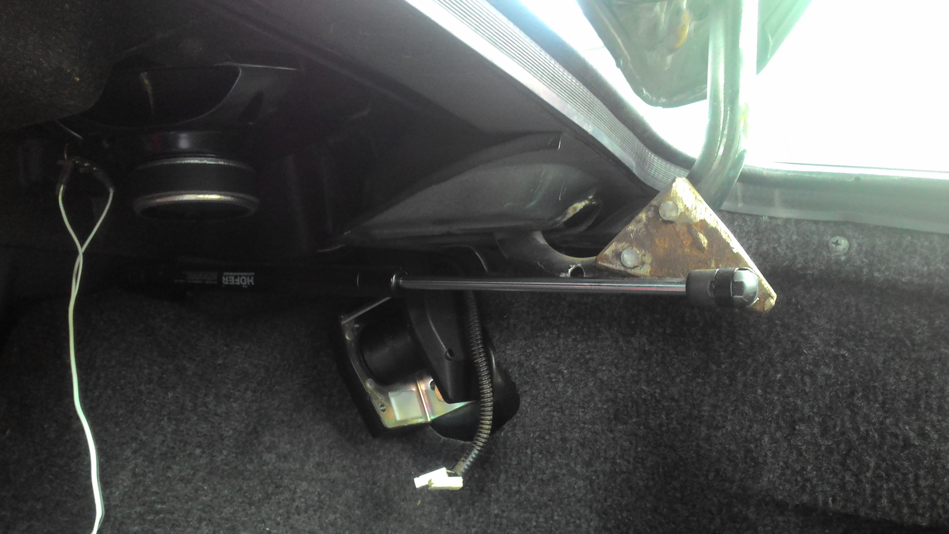 Кнопка багажника 2115. Багажник с кнопки ВАЗ 2115. Автоматическое открывание багажника ВАЗ 2115. Привод открывания багажника 2115. Защелка багажника 2115.