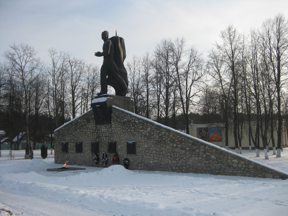 Калуга юхнов. Юхнов памятник. Юхнов Калужская. Юхнов достопримечательности. Город Юхнов Калужская область Братская могила.