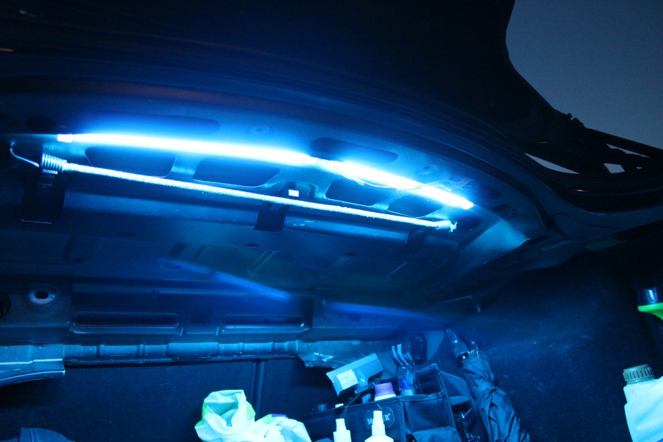 Установка освещения сколько стоит. Подсветка Ford Kuga 2. Подсветка багажника ВАЗ 2106. Подсветка багажника Мазда 3 БК. Форд Куга подсветка салона.