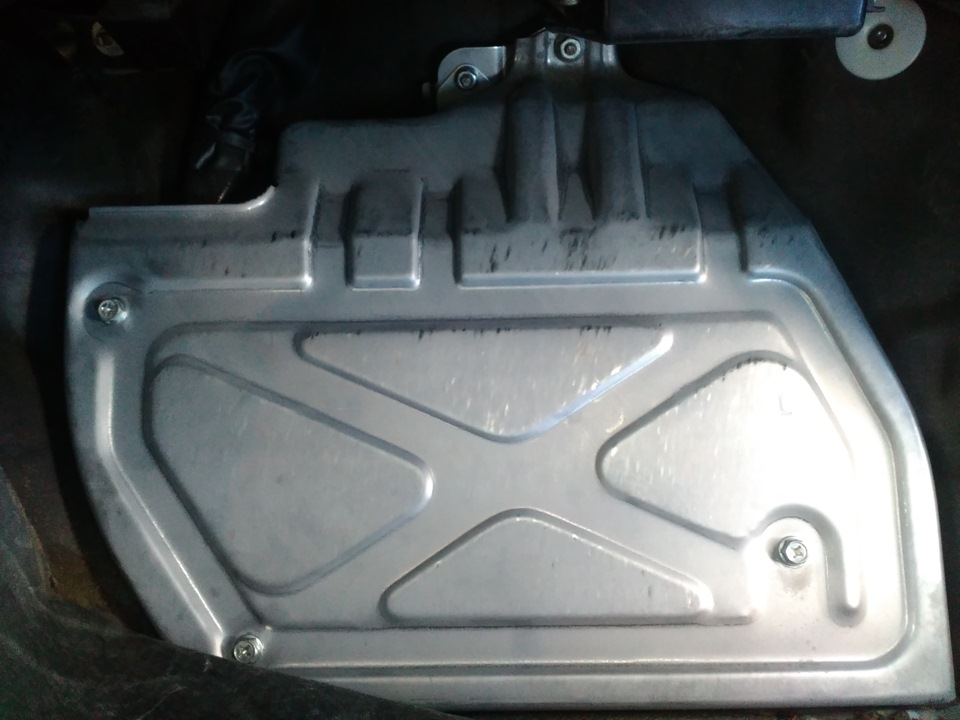откручиваем 3 болта и гайку защитной пластины — Subaru Forester (SG)